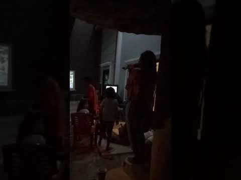 Penyanyi berbakat suaranya