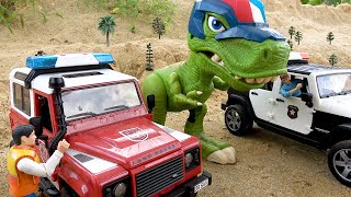 모래밭에 빠진 자동차 이야기 | 트럭은 경찰차에 의해 거대한 공룡으로부터 구출됩니다