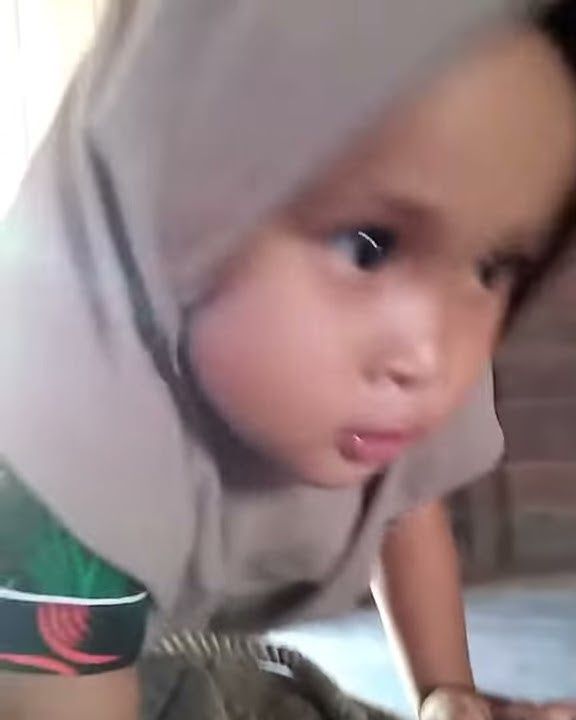 Lucu!!! Anak kecil disuruh buka jilbab gak mau