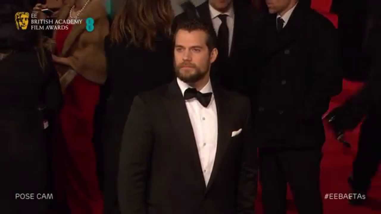 Henry Cavill, o Superman do cinema, leva pela primeira vez namorada  polêmica a red carpet, Celebridades