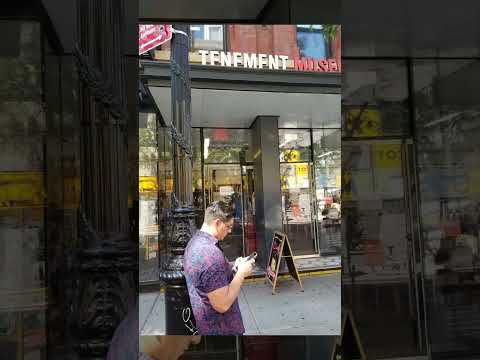 ვიდეო: Lower East Side Tenement მუზეუმის ვიზიტორთა გზამკვლევი