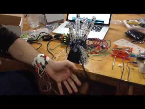 Controlar mano robot con seales elctricas de Mano Humana by Backyard Brains