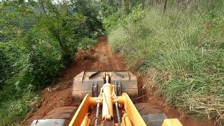 Carregadeira fazendo estrada