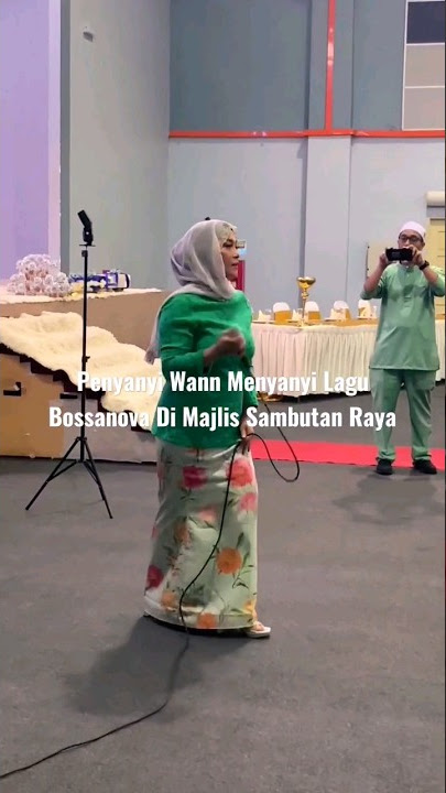 PENYANYI WANN MENYANYI LAGU BOSSANOVA DI MAJLIS SAMBUTAN RAYA