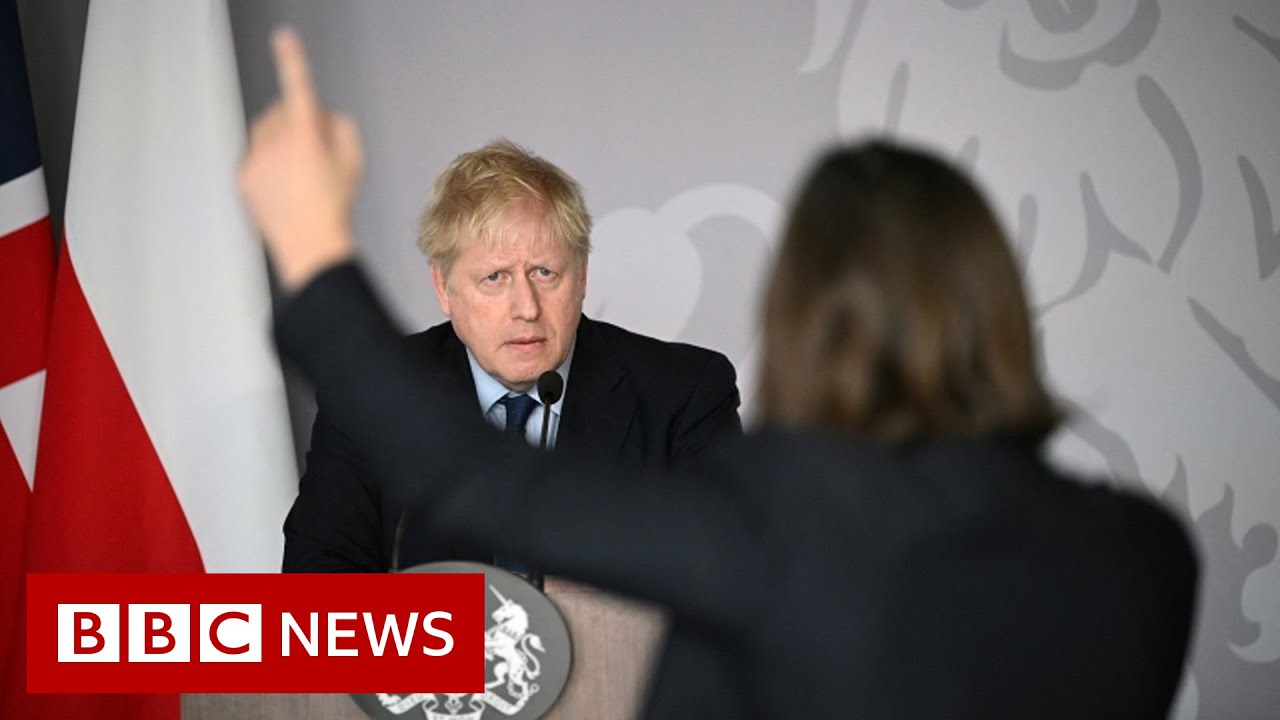 UK Prime Minister Boris Johnson has been confronted by Ukrainian journalists in tears – BBC News