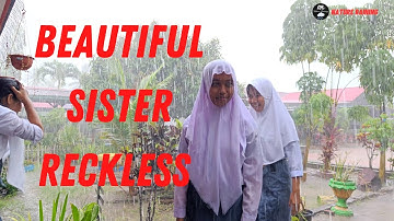 Hujan deras di sekolah dan siswa cantik nekat mandi hujan