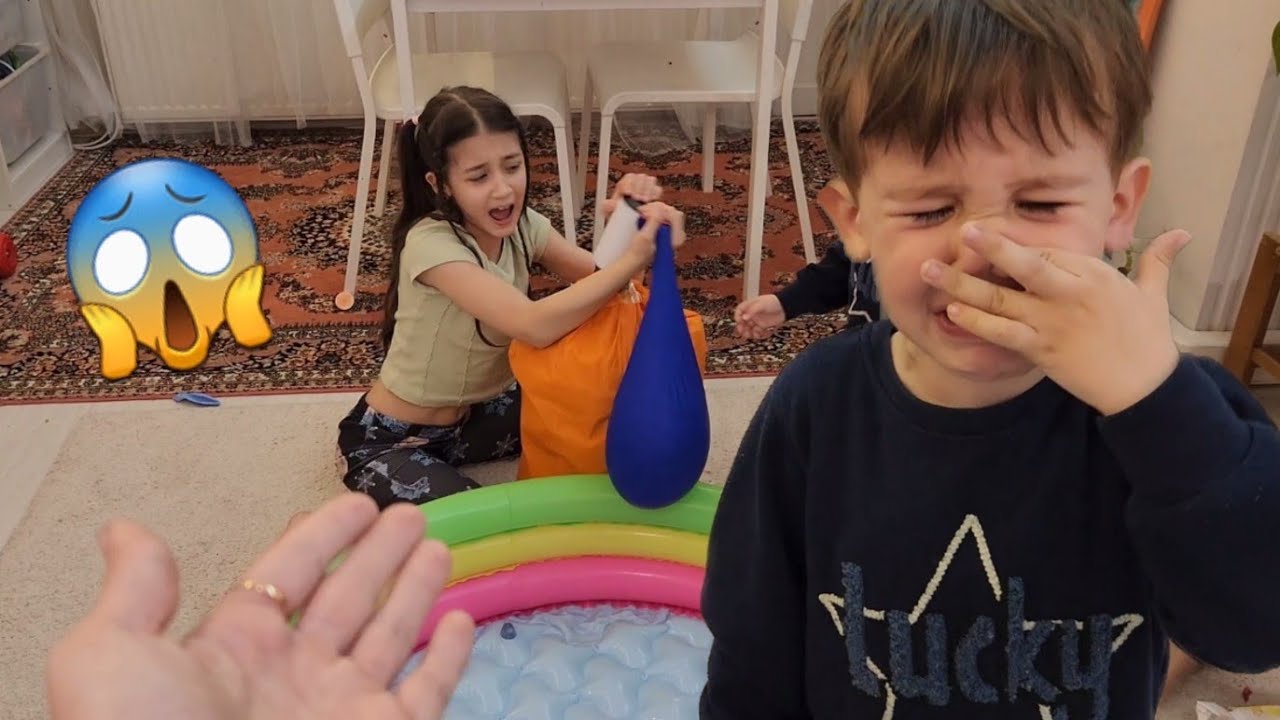Eylül ve Poyraz Dubai Çikolatalı Dondurma Kazanmak İçin Renkli Su Dolu Dev Balon Patlattı | fun kids