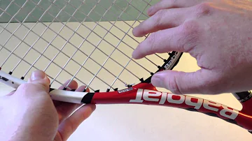 Où se place l'anti vibrations sur une raquette de tennis ?
