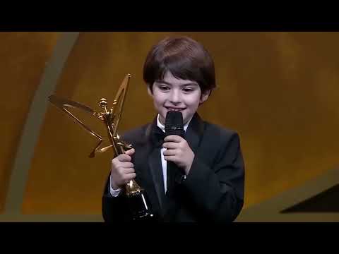 تسليم جائزة افضل ممثل من فئة الاطفال لبطلة مسلسل ليلى وبطل مسلسل رائحة الصندوق 