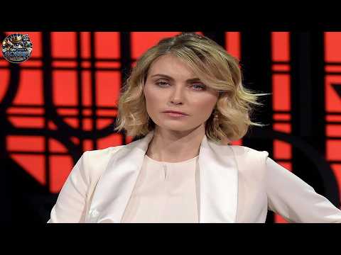 Video Momento di imbarazzo a '4 di sera' la conduttrice critica la sigla in diretta