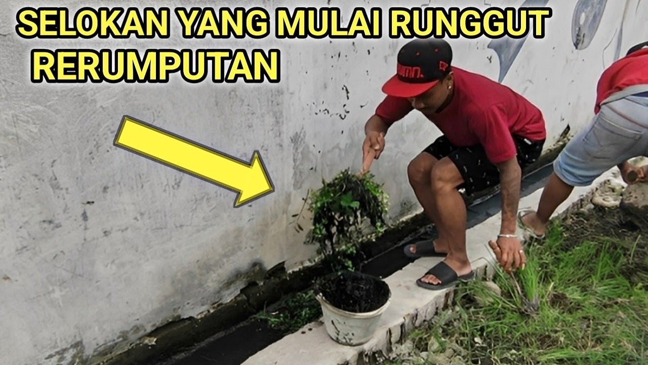 Dibersihkan Selokan Yang Kotor Biar Bersih Lagi