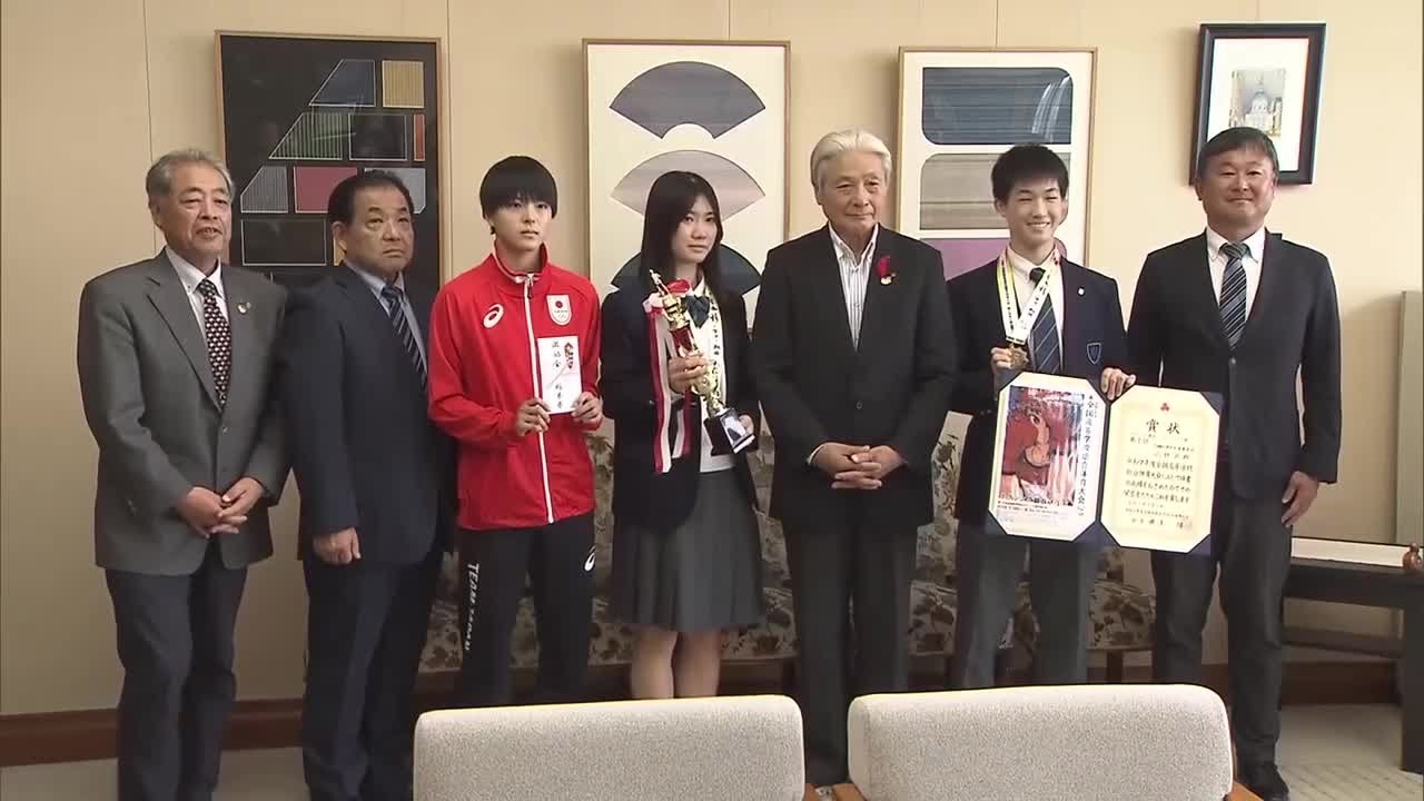 白鴎大学足利高校の生徒らインターハイ優勝など知事に報告