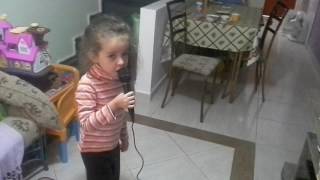 Sophia Duarte Cantando Ao Microfone