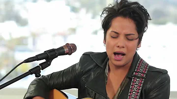 Live On Sunset - Vicci Martinez "Hold Me Darlin'" Acoustic Performance