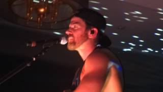 Kip Moore Dealing with Overzealous Attendee at Hilton Honors Concert