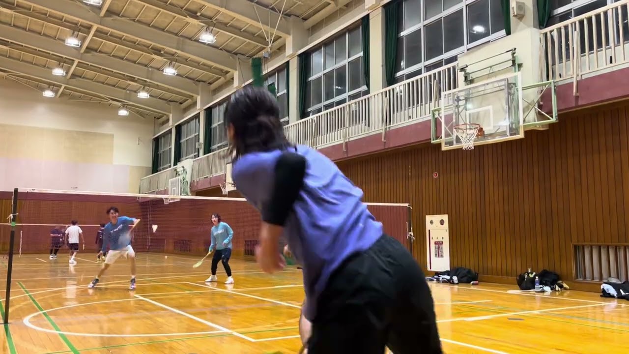 若者のミックスダブルスバドミントンはスピーディー♫