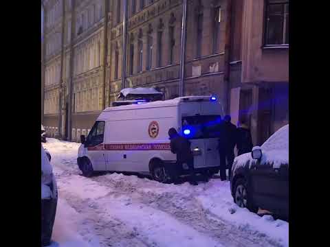 Скорая застряла в сугробе в Адмиралтейском районе