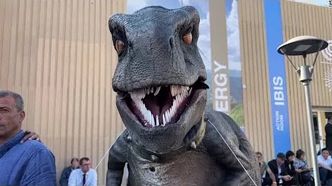 Dinosaur brings extinction warnings to COP27