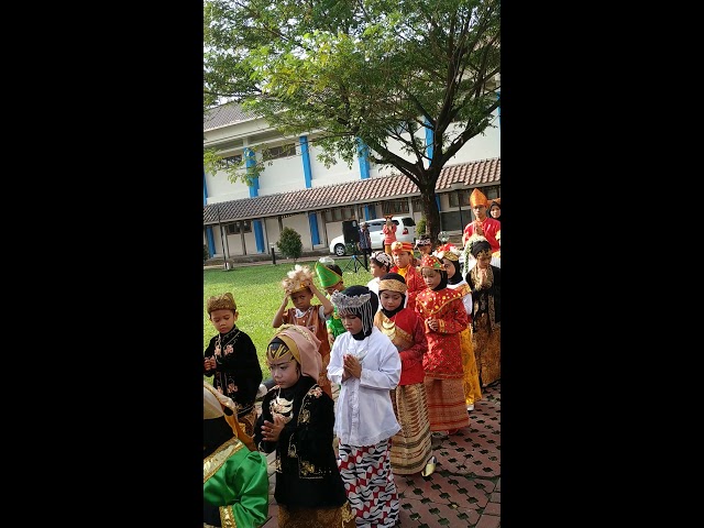 Kartini day nayla pakai baju adat bali class=