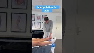 Manipulation d’un pied chez ce sportif santé douleur asmrsounds manipulation