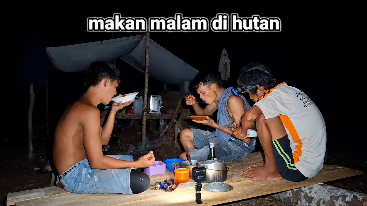 Bermalam menyiapkan tiang pondok hutan