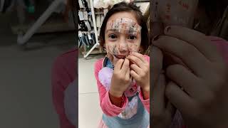 Yüzüne Etiket Yapıştırmış