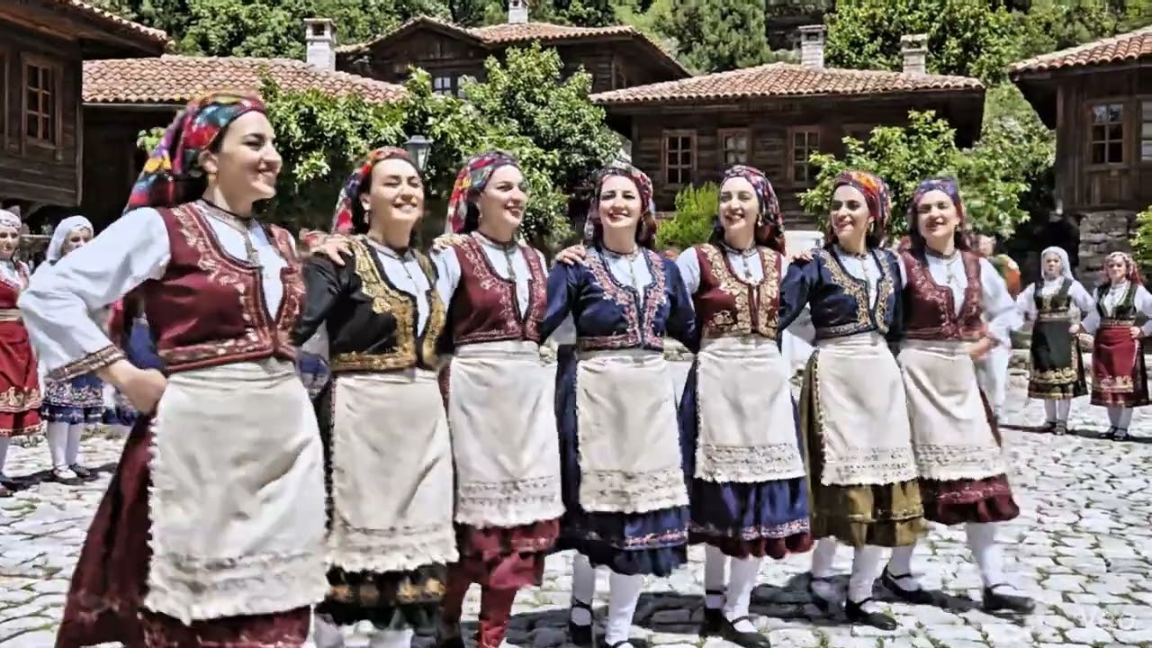 Kadınların muhteşem gösterisi  #halay #kurdish #kurtce #öneçıkar #dugunumuzvar #gelin  #halaybasi