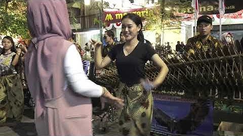 SI CANTIK NGAJAK JOGET PENONTON KEREN !! SAYANG 2 -- COVER ANGKLUNG RAJAWALI MALIOBORO YOGYAKARTA