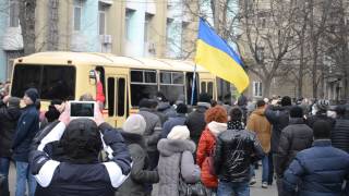 В Сумах митингующие чуть не перевернули автобус с правоохранителями