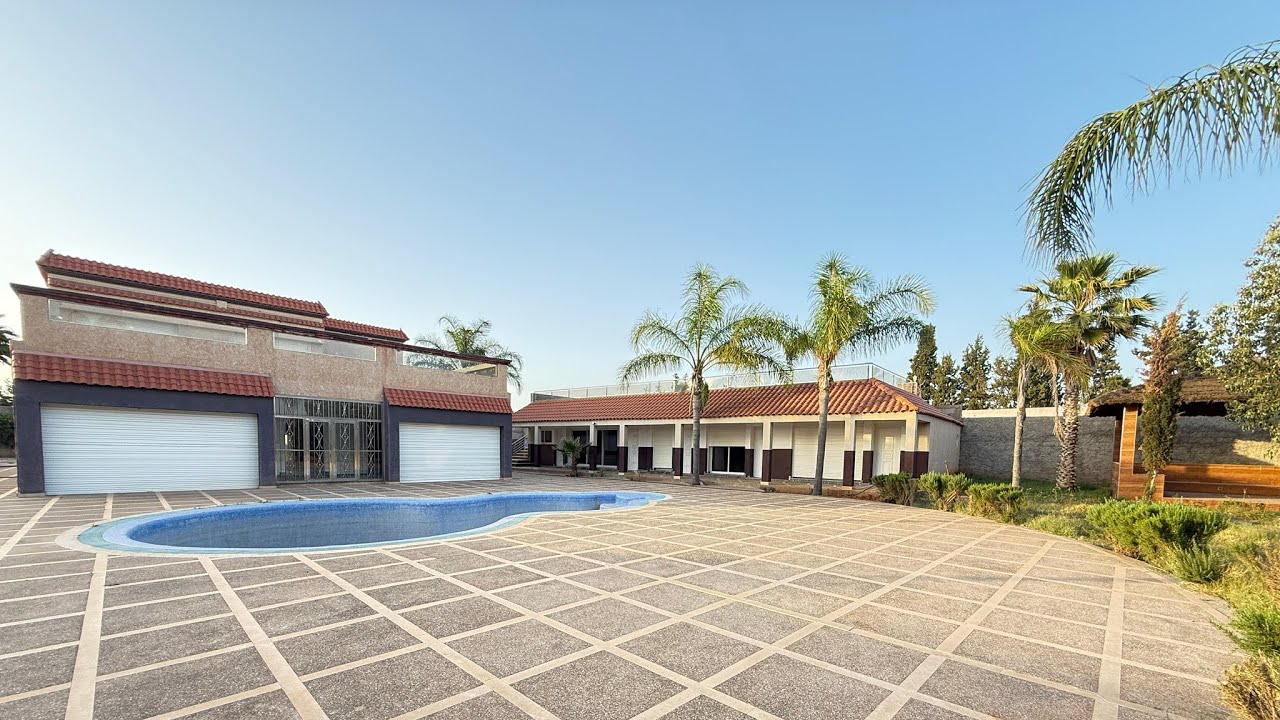 الهوتا هنااسيدي فيرمة جمعت كولشي مشروع دجاج الابقار اغنام ممكن ديرها اوبيرج ارض كبيرة غير شمر وخدم😍