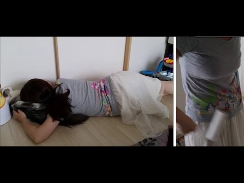 白モフを枕にして寝る妻　(服をコロコロ) - YouTube