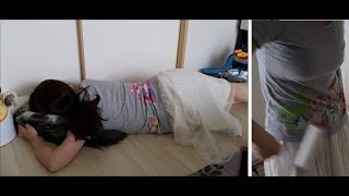白モフを枕にして寝る妻　(服をコロコロ)