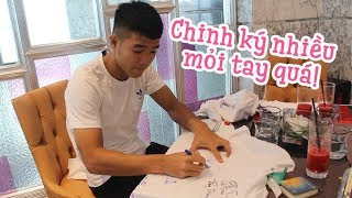 Đức Chinh và U23 Việt Nam ký tên: Mỏi tay và 