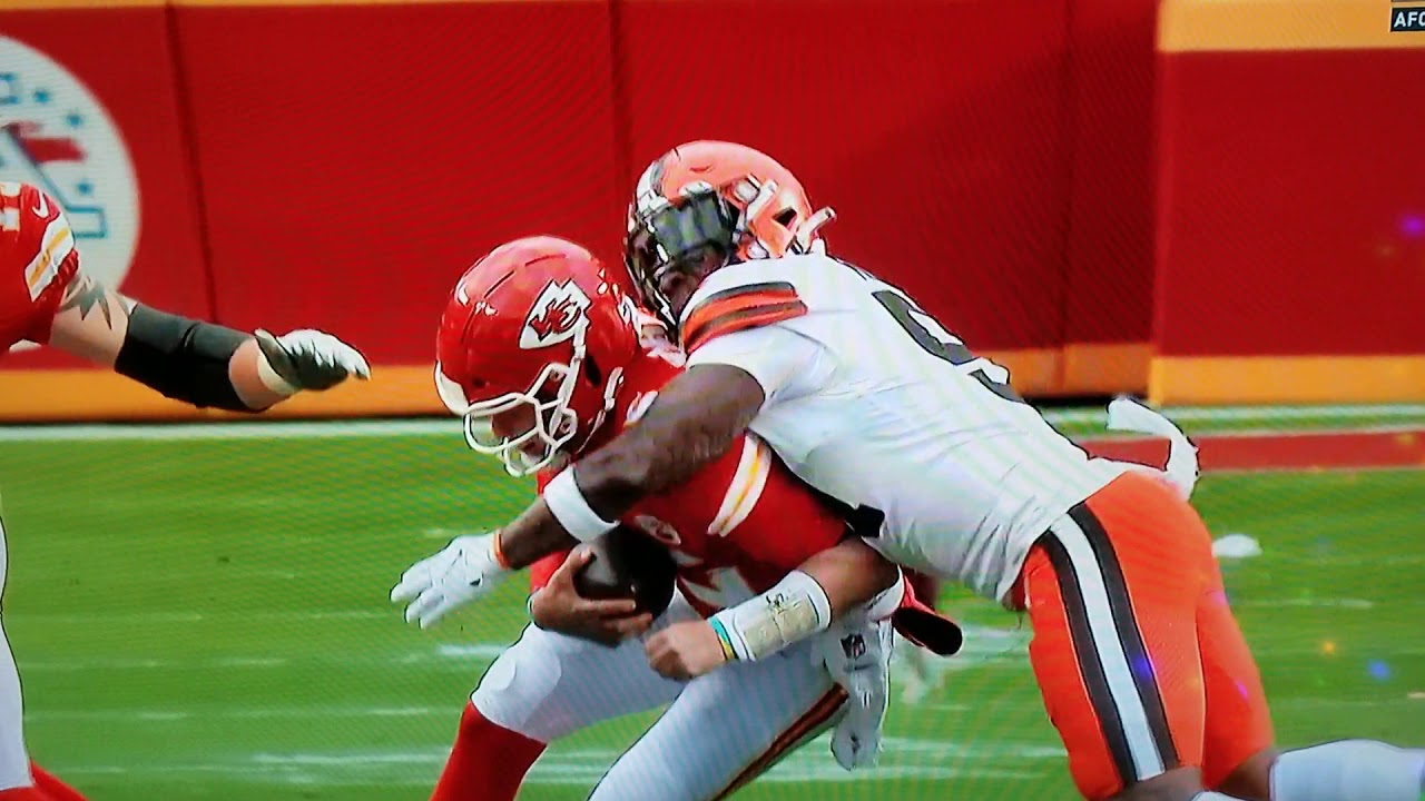 Patrick Mahomes has trouble standing up after hit by Mack Wilson