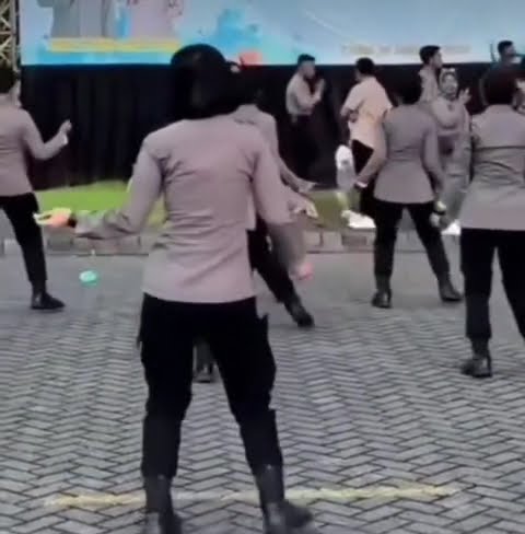 Policewoman dancing #policewomanviral