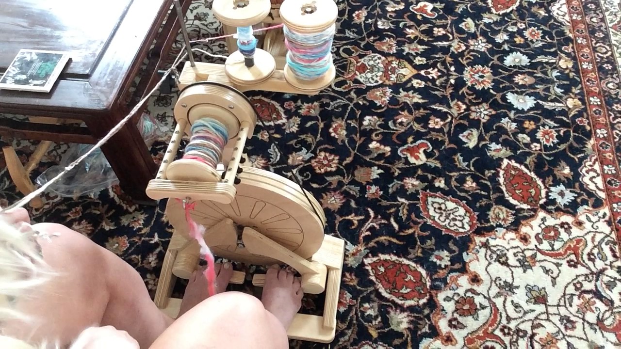 Left handed spinning, left handed yarn spinning, spinolution pollywog