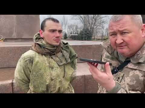 Пленный российский солдат в Николаеве звонит маме в Россию