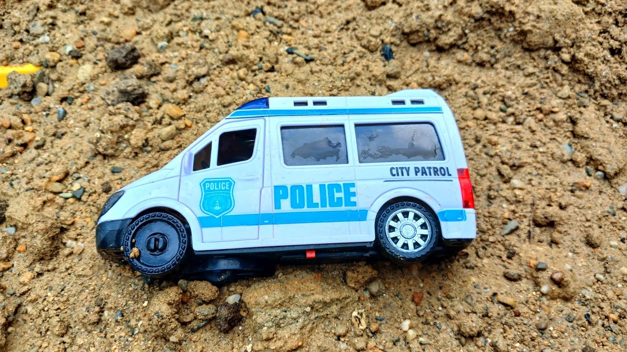 Menemukan Mainan Di Tumpukan Pasir, Truk Molen, Truk Pasir, Mobil Ambulance, Loader, Truk Tanki.