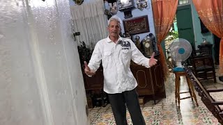 Escampando la lluvia por los portales de Caibarién en la provincia de Villa Clara en Cuba.