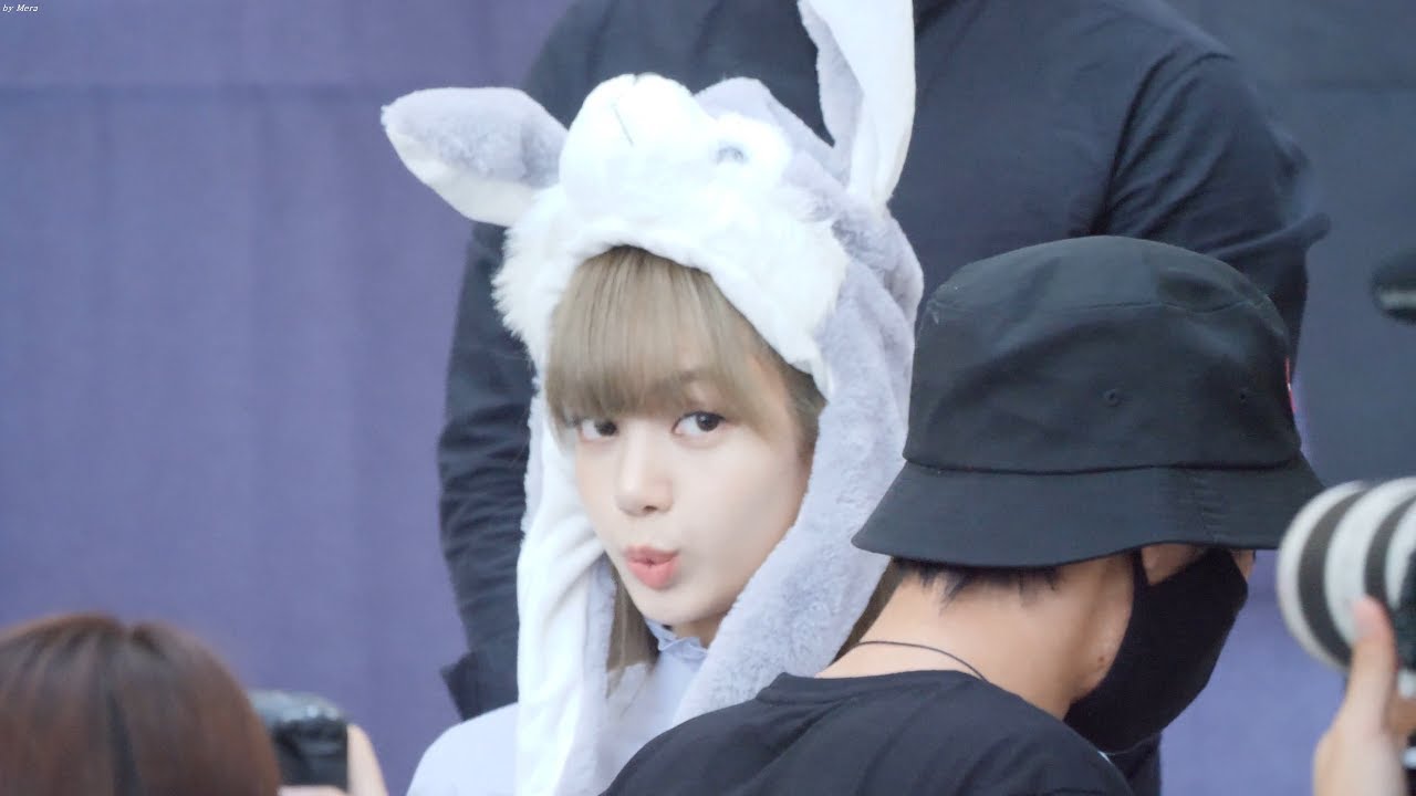 190630 블랙핑크 (BLACKPINK) 팬이 준 토끼귀 쫑긋 올라감,졸귀 Ver [리사] LISA 4K 직캠 Fancam (영등포 팬사인회) by Mera