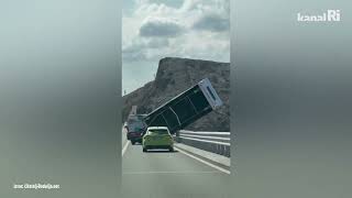 Bura Prevrnula Kamp Kućicu Na Krčkom Mostu, Vozač Prelazio Most Unatoč Zabrani