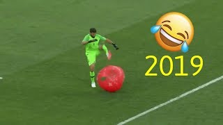 أكثر اللحظات المضحكة والغريبة في كرة القدم ● جديد 2019 ...!!  | HD