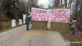 Protest pracowników w stadninie koni w Janowie Podlaskim, przeciwko zmianie na stanowisku prezesa