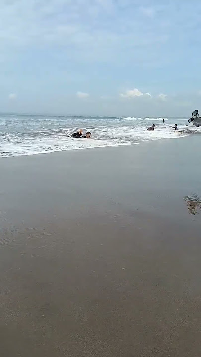 ngapain mas 🤣 #lucu #ngakak #pantai #ombak #laut #healing