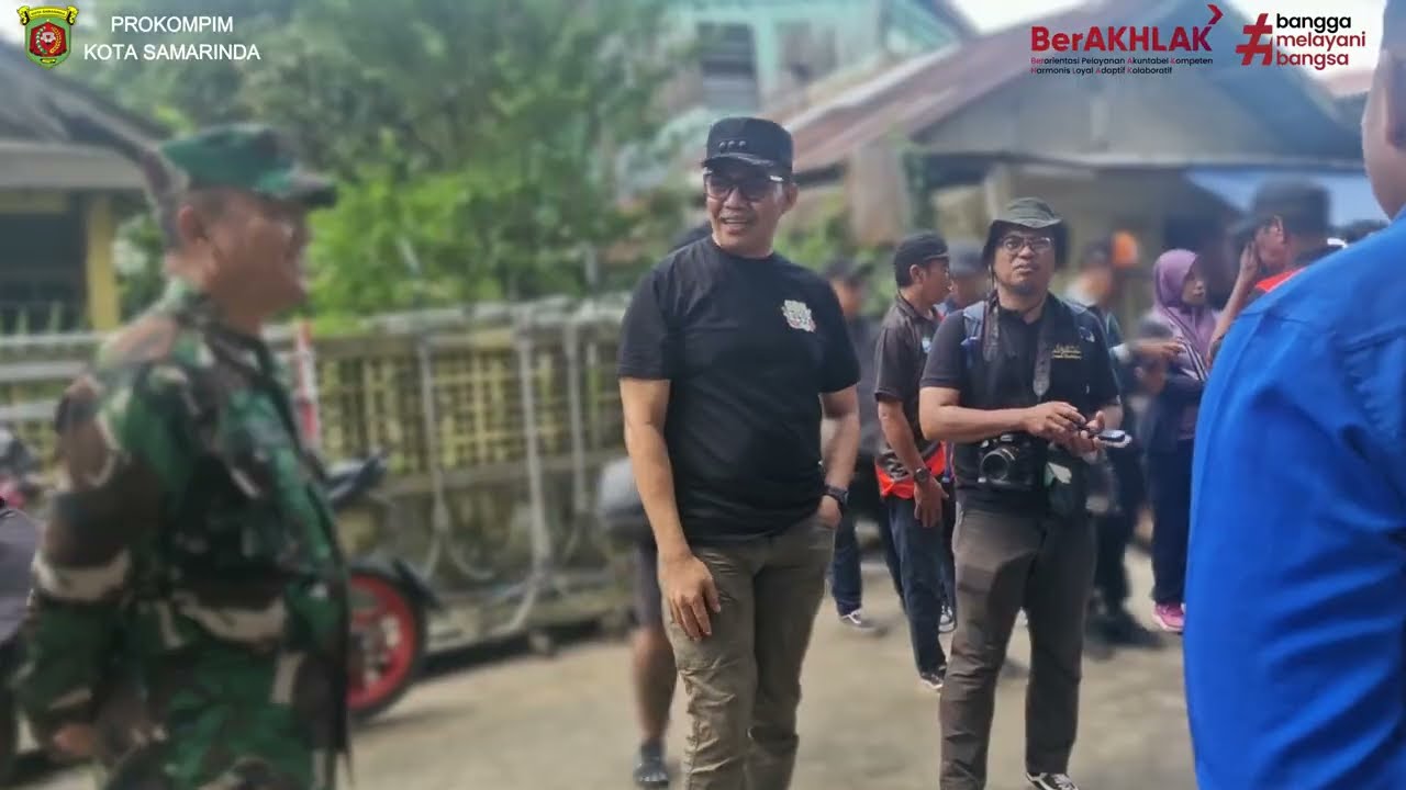 Wali Kota Ikuti Gerakan Perahu Ketinting Pungut Sampah Sungai Karang Mumus