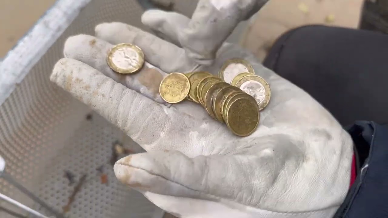 Чистка пляжа совком