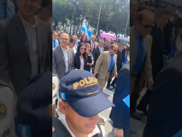 Ministro Víctor Hugo Ventura acompaña al presidente Arévalo en caminata al Congreso de la República