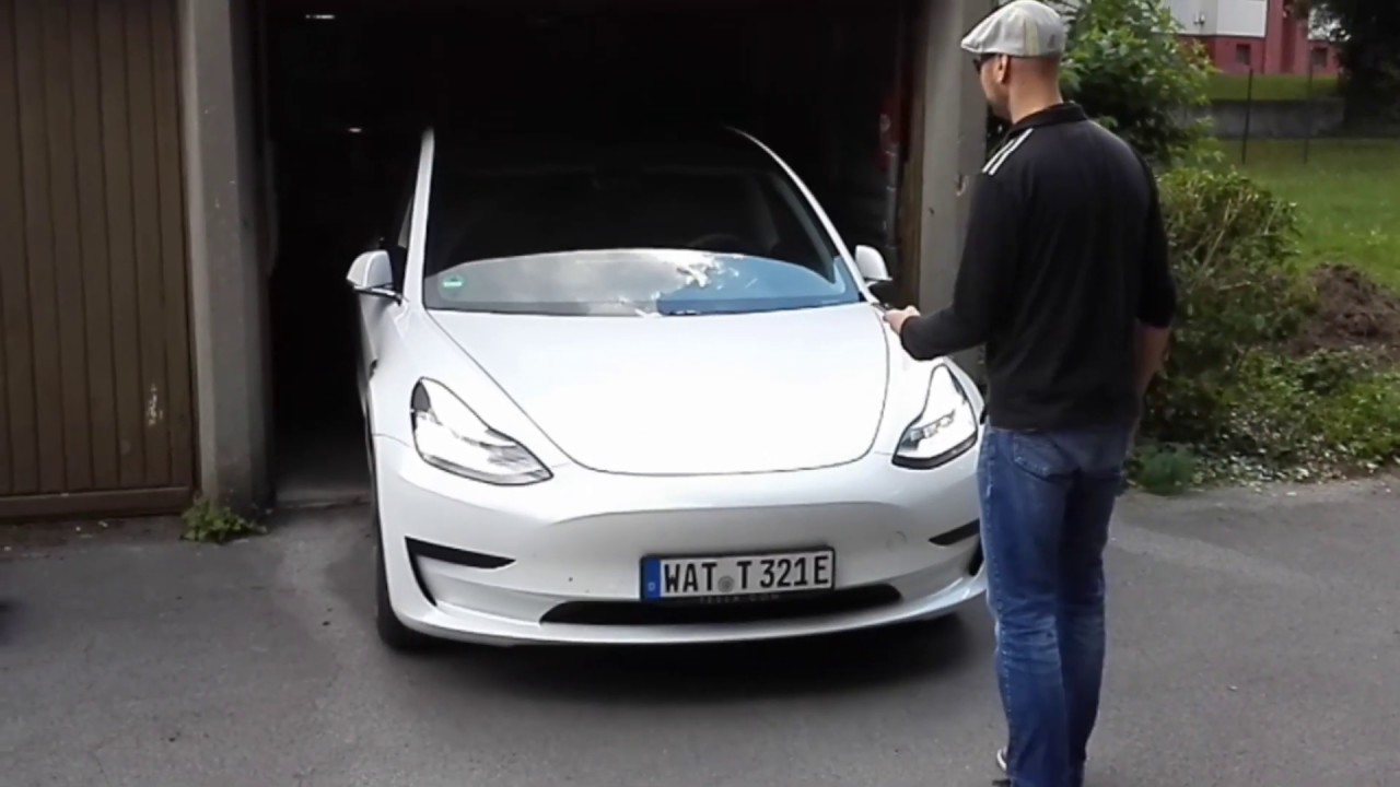 Tesla fährt von alleine in die Garage - Kommt er auch wieder heraus?  Herbeirufen (Summon) Test 