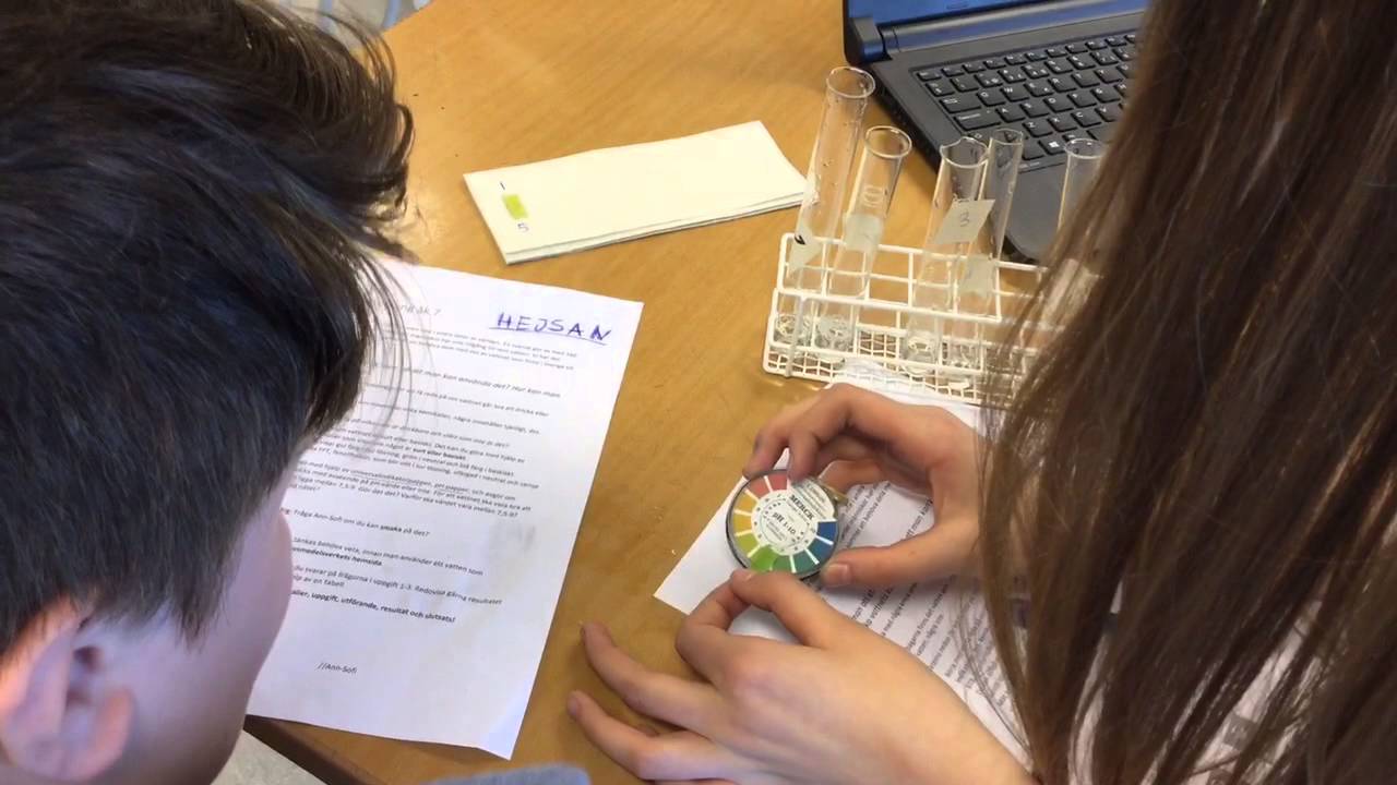 Vattenlabb del iv Testa surhet med lackmuspapper