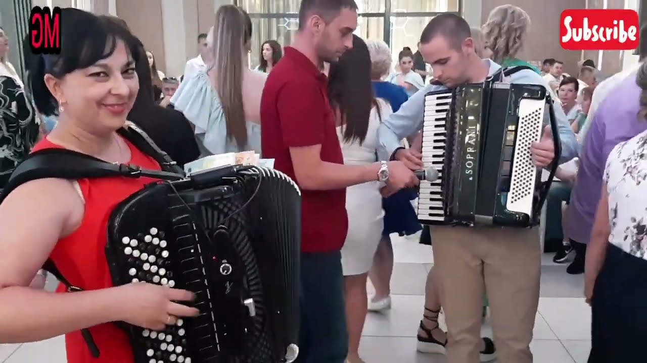 Kolo sviraju Milica Gogin i slavljenik Dimitrije - Na početku sporo, pa sve hitrije i hitrije... ☺☺☺